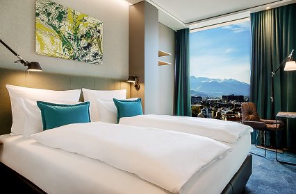 Hotelschlafzimmer im modernen Stil mit Holzvertäfelung und Holzschränken, Panoramablick - Motel One Innsbruck