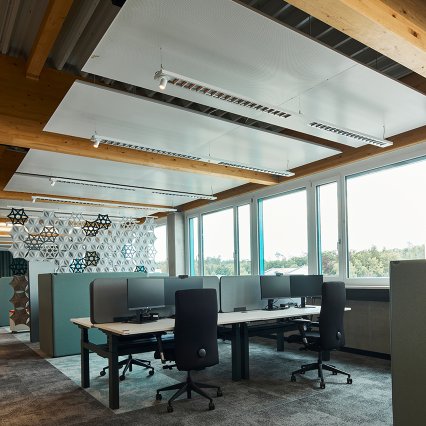 Moderner Innenausbau der hochwertigen Büroräume bei Netzsch Waldkraiburg