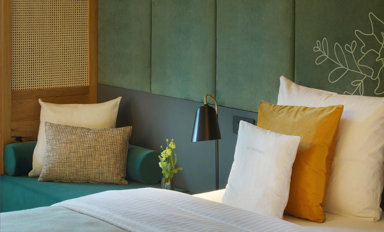 Bett in Hotelzimmer, elegante, moderne Gestaltung