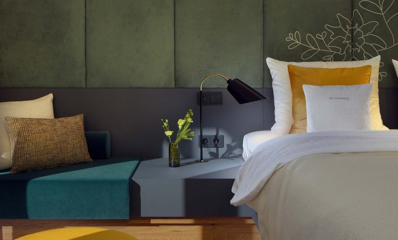 Modernes Hotelzimmer, samtgrüne Wandverkleidung