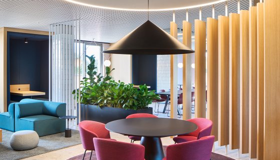 Ein inspirierendes Arbeitsumfeld, das Design, Funktionalität und Komfort perfekt vereint! Farbige Akzente, natürliche Materialien und flexible Raumstrukturen schaffen eine Atmosphäre, die Kreativität und Zusammenarbeit fördert. Mobile Elemente und durchdachte Begrünung sorgen für Dynamik und Wohlbefinden – ein Ort, an dem Ideen wachsen! 